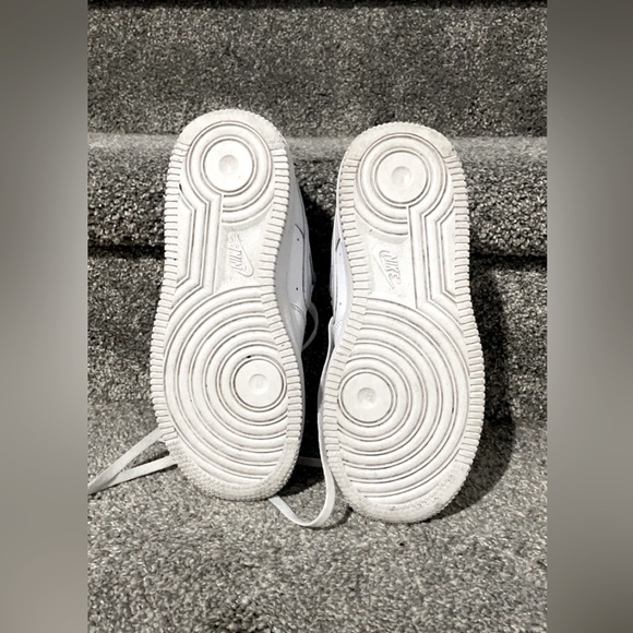 Nike Air Force LE-  younger kids. - Picture 5 of 7